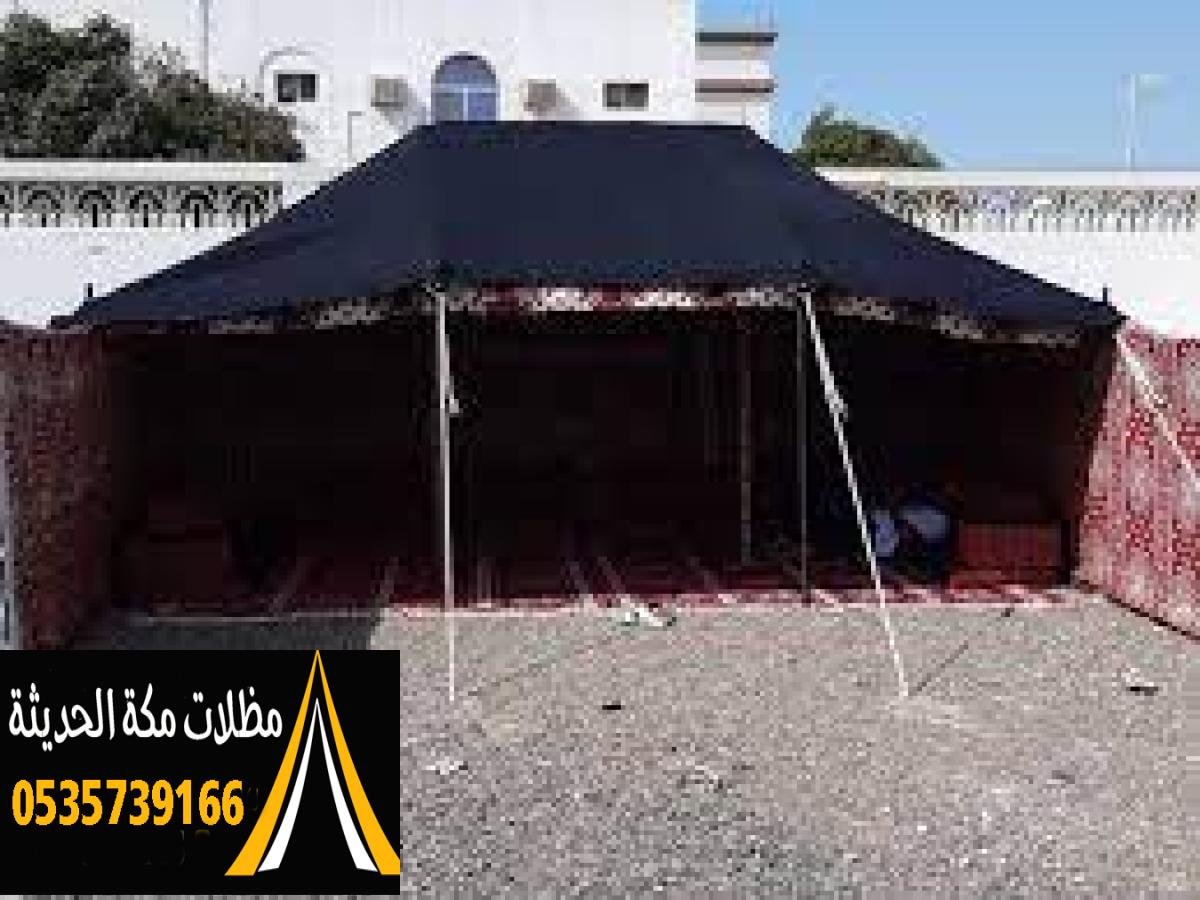تصميمات حديثة لخيام بيوت شعر توفر الحماية والخصوصية في الأماكن المفتوحة.
